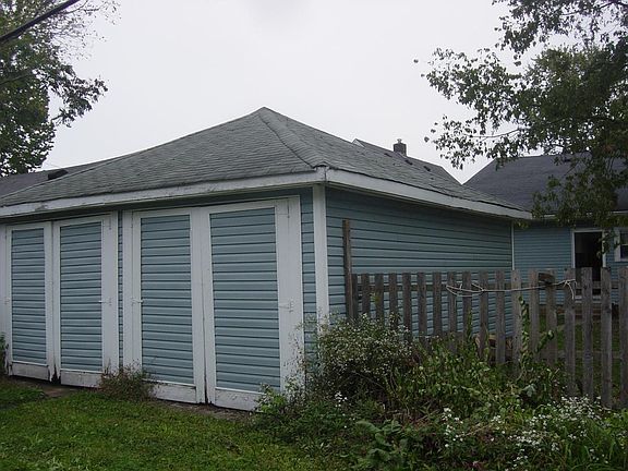 3rd image of 420 N Centennial St