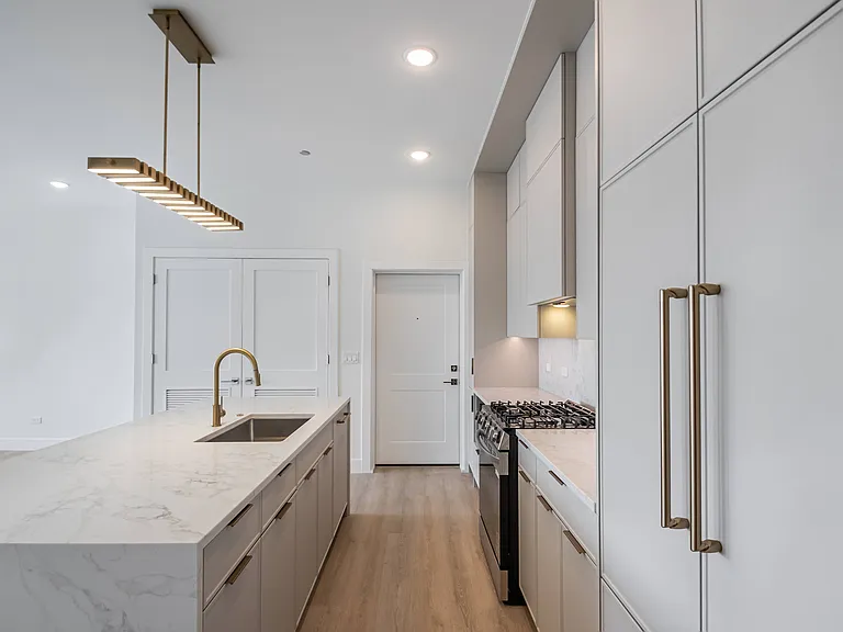 North + Damen — Photo 16