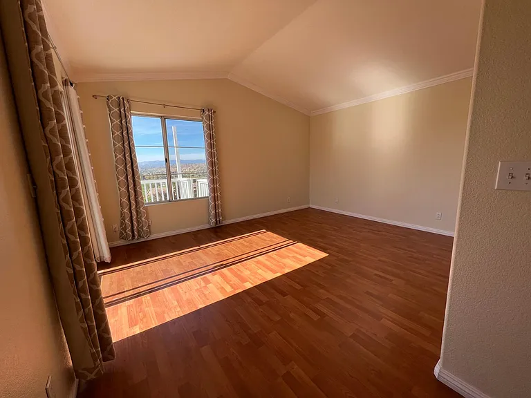 Master Bedroom w/Vaulted Ceilings w/direct access to deck