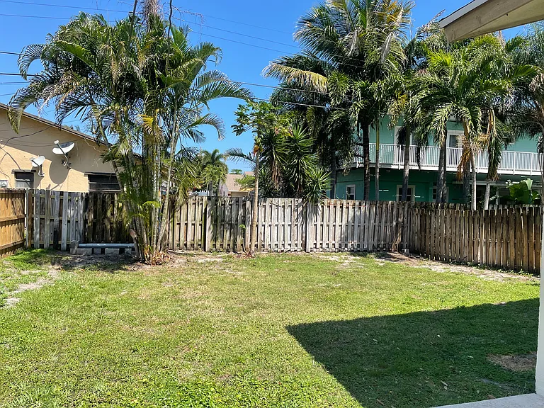 2051 Cove Ln — Photo 14