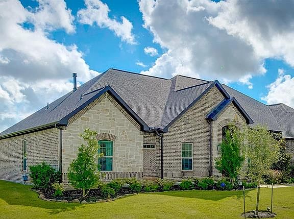 "The stars at night, are big and bright, deep in the heart of Texas". Look at the size of this lot and the space between you and your neighbors. PRIVACY at its best!