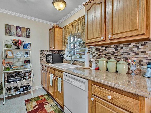 5th image of 807 Fenwick Dr