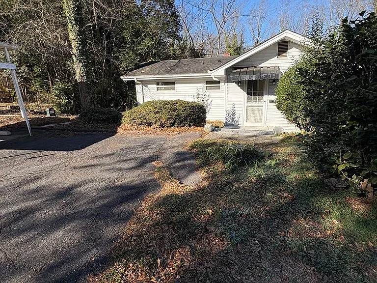 3 bedroom 3 bath in Spartanburg with Lots of Space Workshop in the garage!! — Photo 17