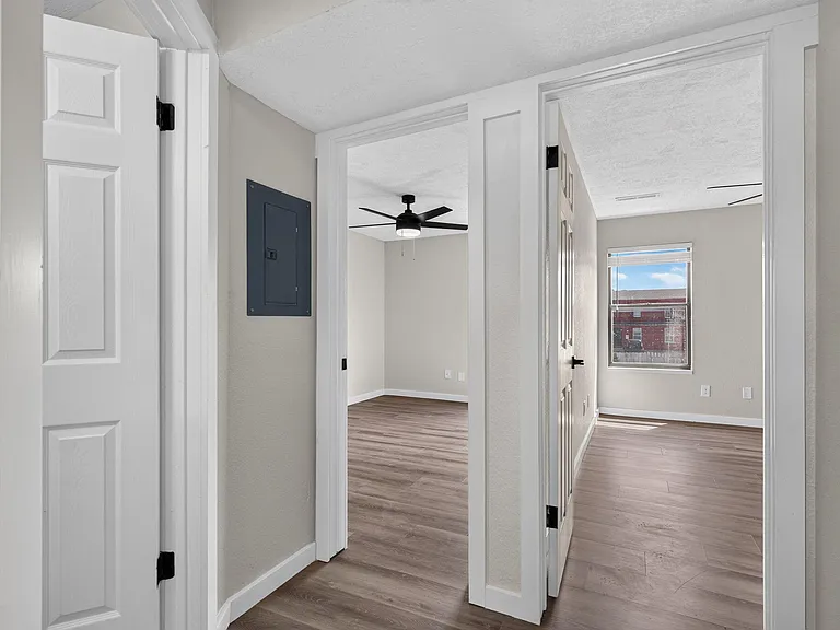 1030 E Elm St — Photo 14