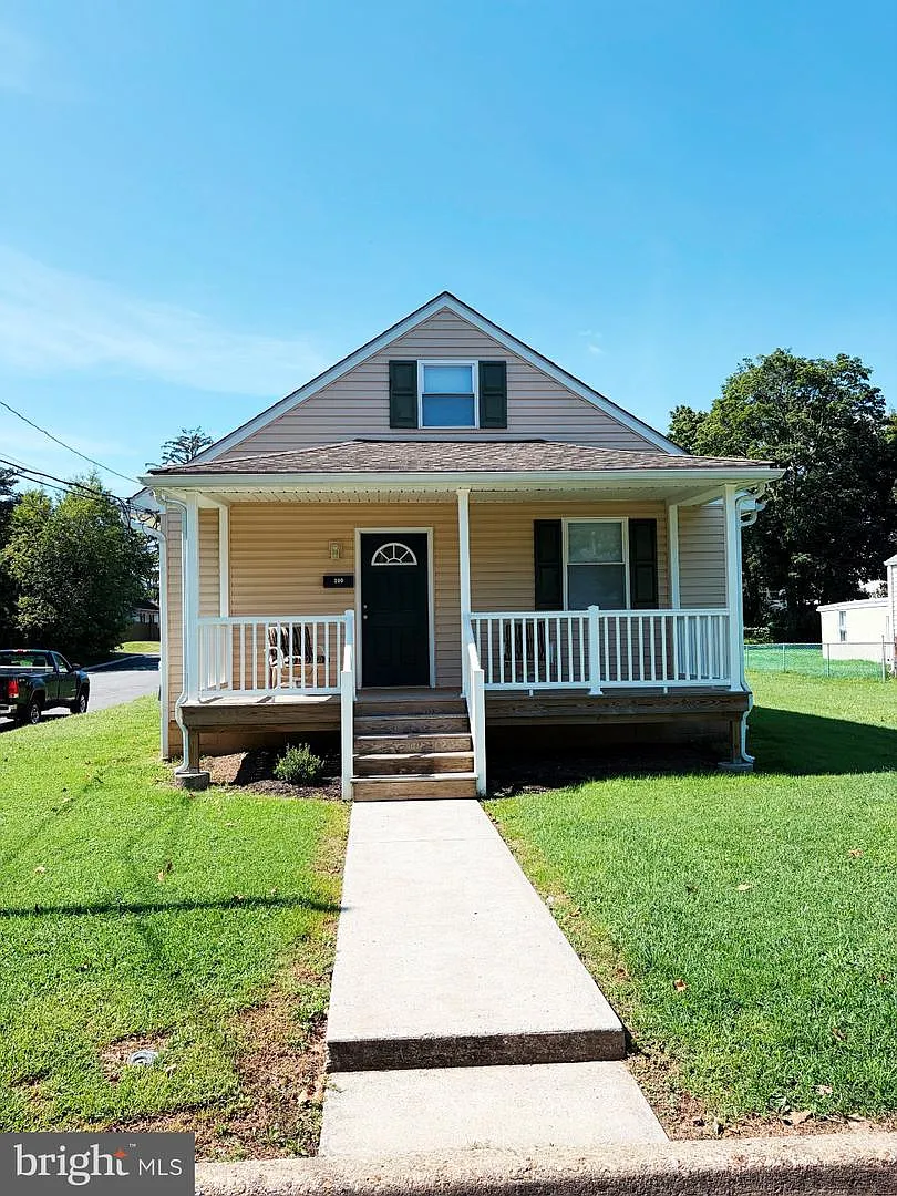 3 bed, 1.5 bath, 925 sqft, $2,000 — Photo 1