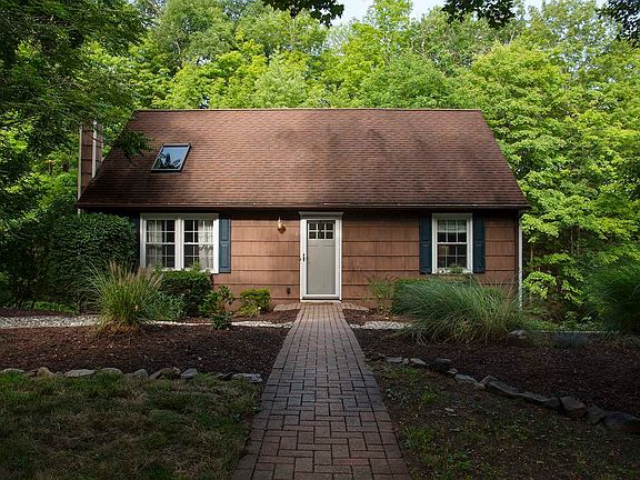 2nd image of 4 Carriage House Ct