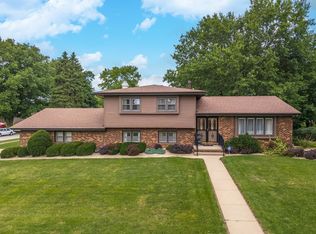 2502 Yorktown Dr, Bloomington, IL 61704