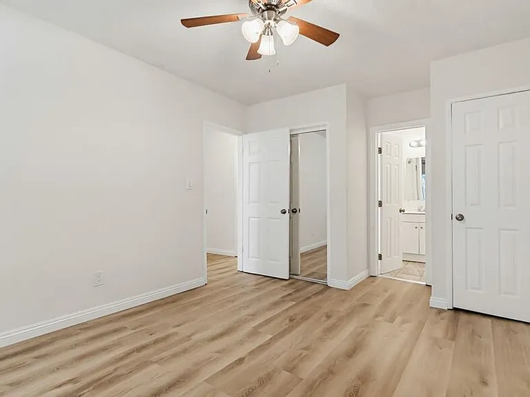 537 W Hyde Park Blvd — Photo 36