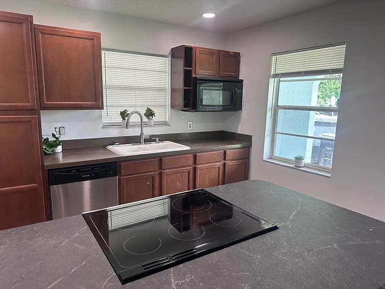 202 Hart St SW — Photo 4