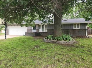 406 Blue Spruce Rd, Hutchinson, KS 67502