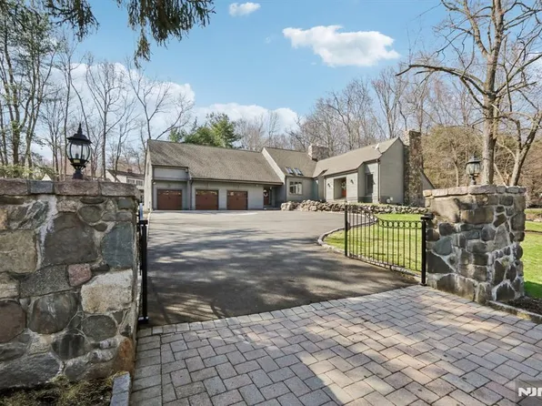 11 Carlough Rd, Upper Saddle River, NJ 07458