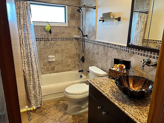 Upstairs Main Bathroom 