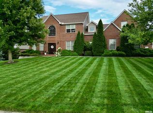 6832 N Greenwich Pl, Peoria, IL 61615