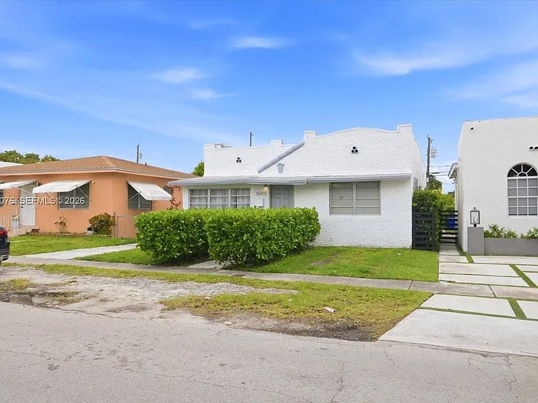 3645 SW 25th Ter — Photo 2