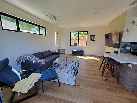 3rd image of 425 Fenley Ave #2