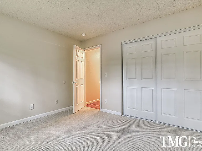 Montclair Apartments — Photo 8