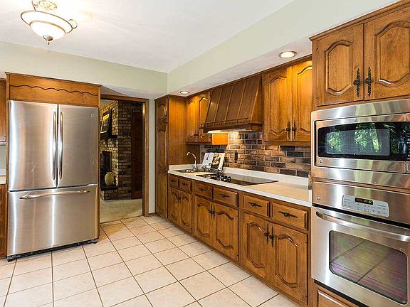 4th image of 1942 Shaw Woods Dr