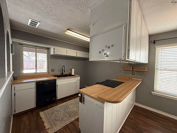 3rd image of 4810 Lovers Ln