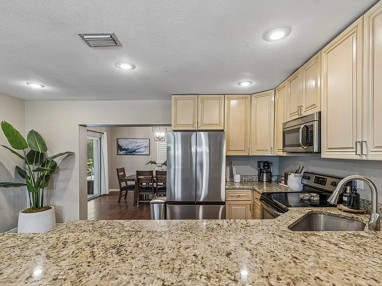 11307 N Boulevard St — Photo 6