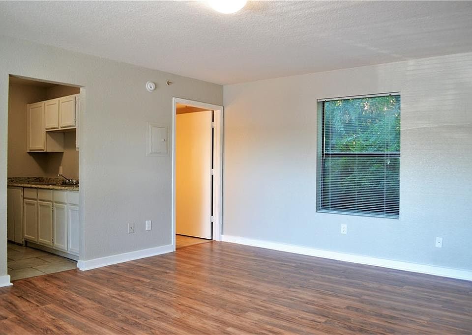 2nd image of 701 W Sycamore St APT 104