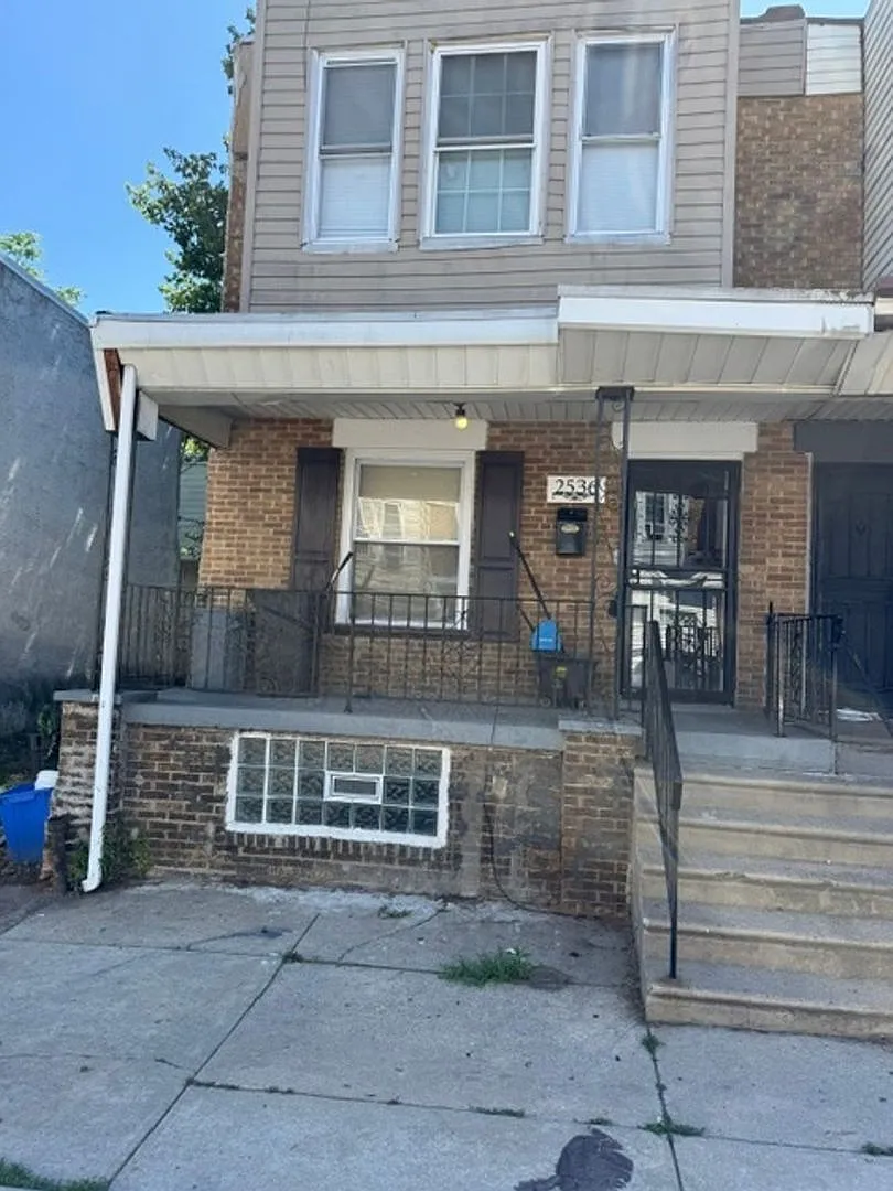 Newly renovated 3-Bedroom home in Elmwood park — Photo 1