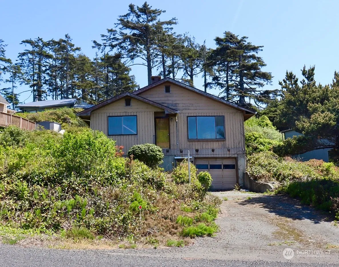 31 Diamond Drive photo 1