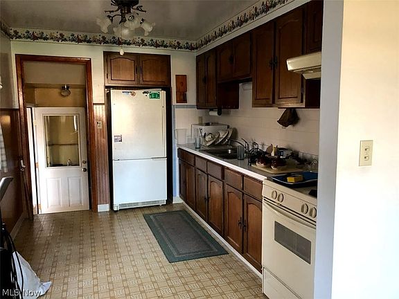 5th image of 18025 Broxton Dr