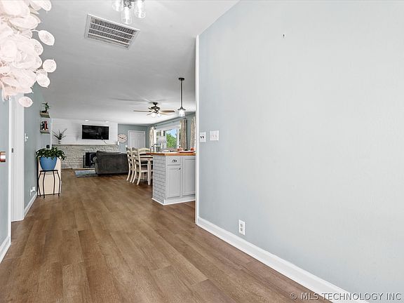 2nd image of 215 SE Rockwood Ave