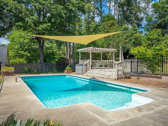 4th image of 807 Greenwood Dr