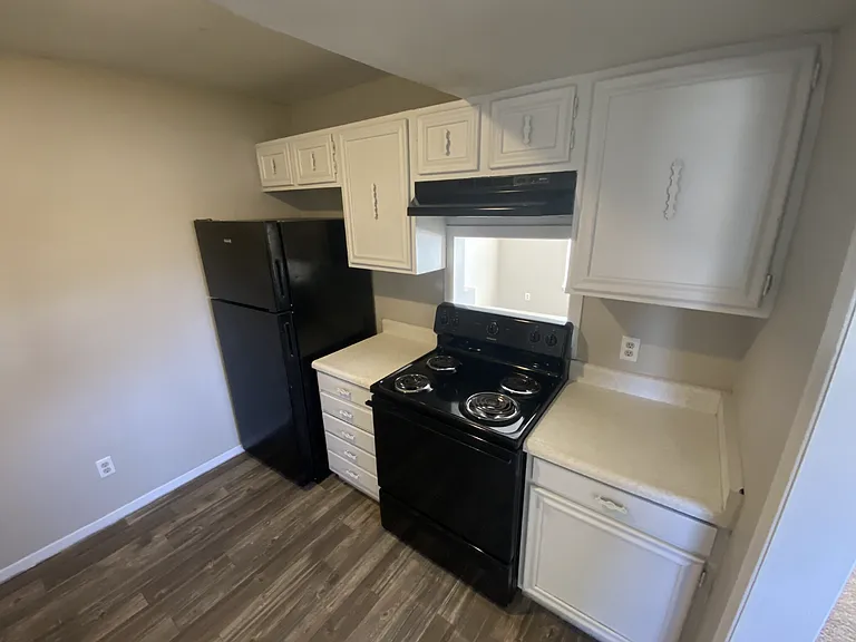 Woodlawn Apartments — Photo 8