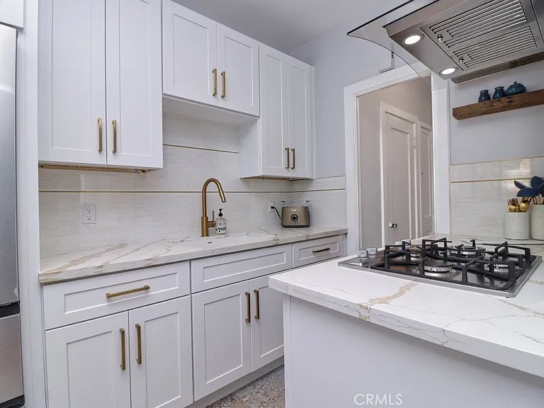 315 W 3rd St — Photo 23
