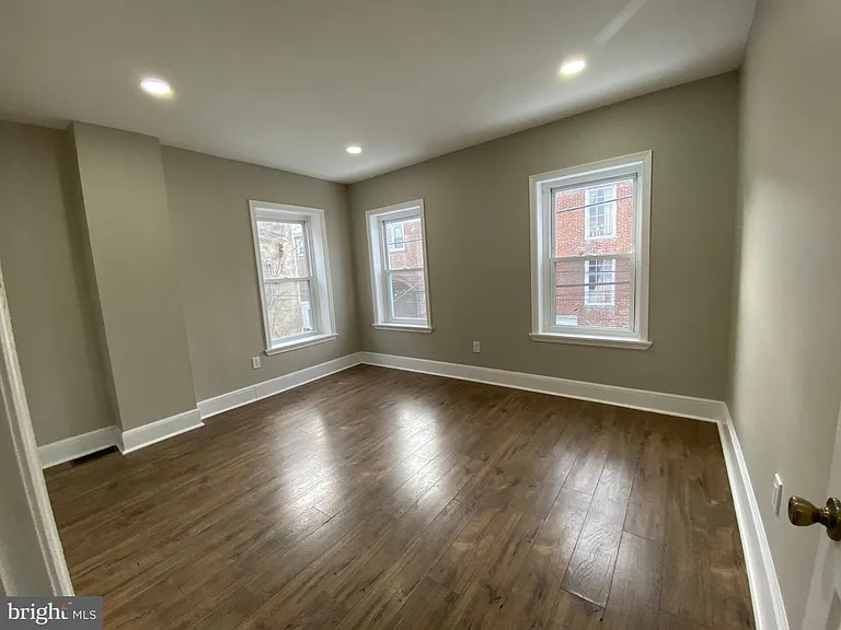 220 Pearl St — Photo 10