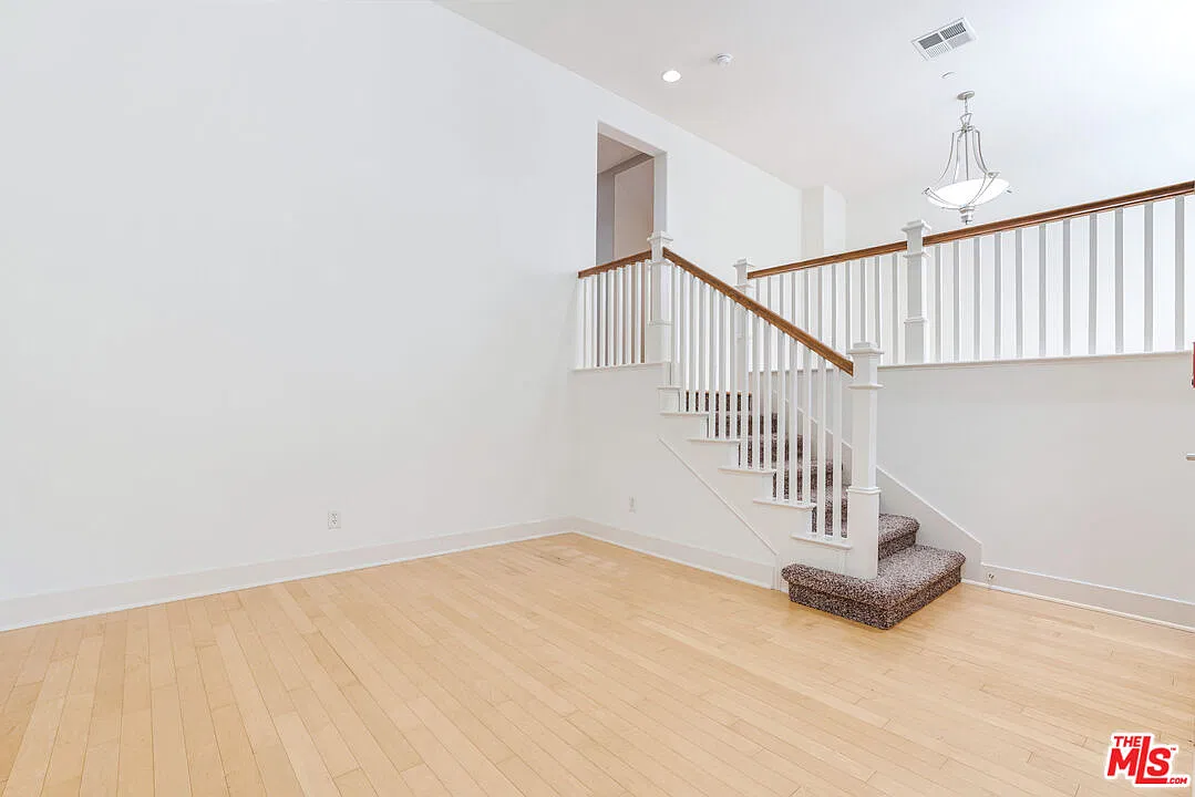 3 bed, 2.5 bath, 2135 sqft, $7,300 — Photo 3