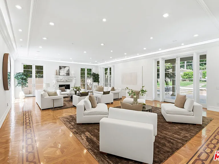 407 Robert Ln — Photo 8