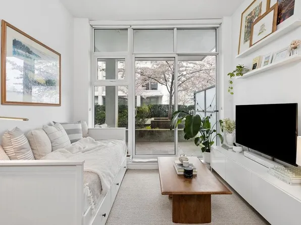 2220 Kingsway #328, Vancouver, BC V5N 0G4