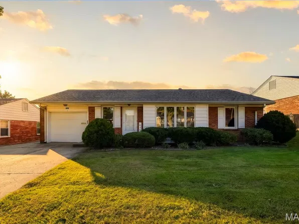 1992 W Adams St, Saint Charles, MO 63301