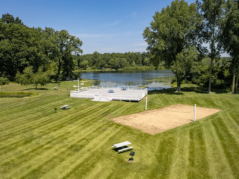 Lakeside Apartments — Photo 4