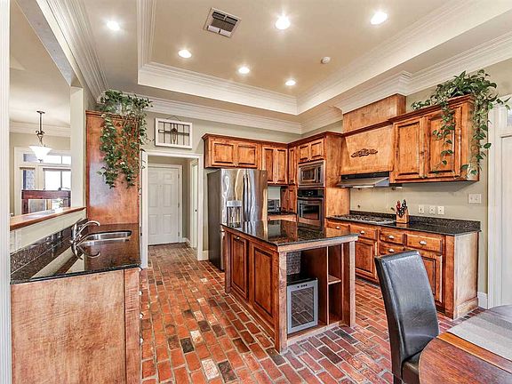 3rd image of 443 Glenwild Dr