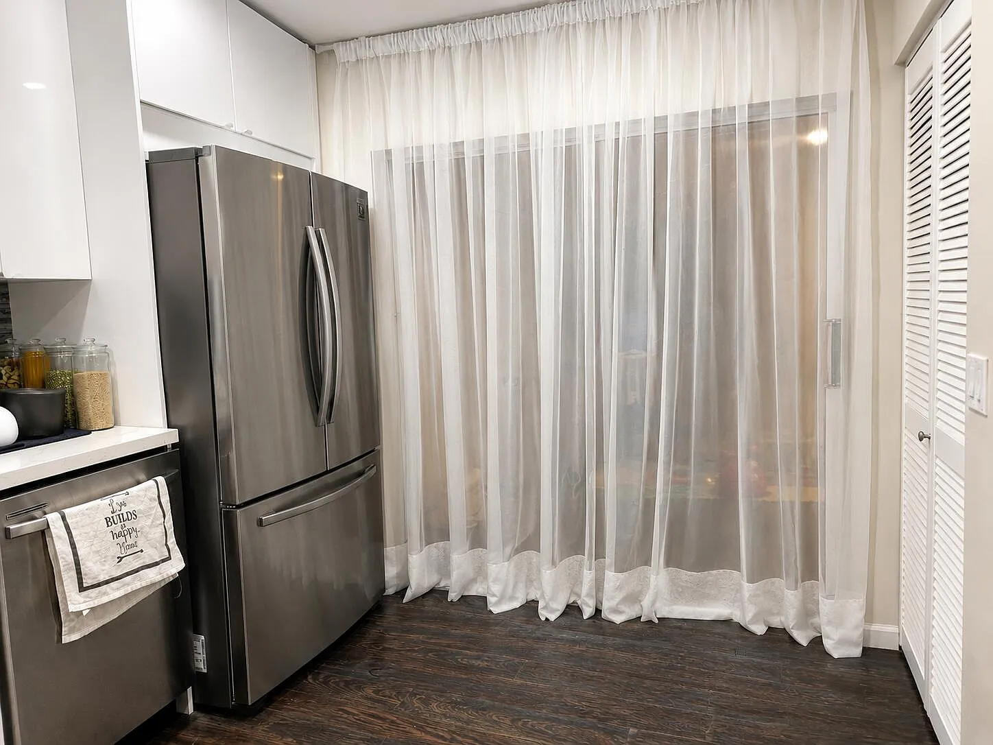3 bed, 3.0 bath, 1320 sqft, $3,300 — Photo 4