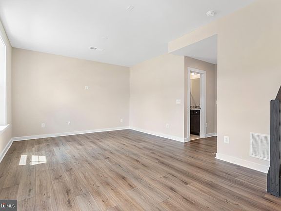 2nd image of 219 Willis St