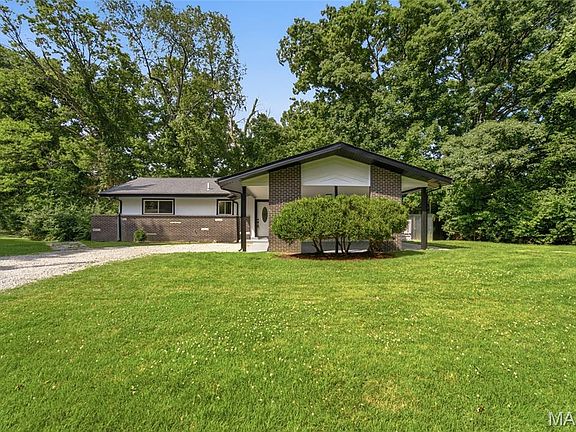 5th image of 330 Hillwood Dr