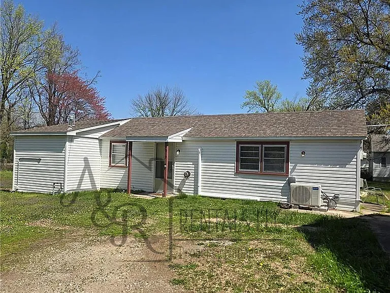 919 E Washington St — Photo 3