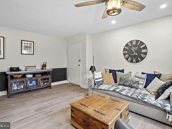 4th image of 2028 N Vermont St APT 201