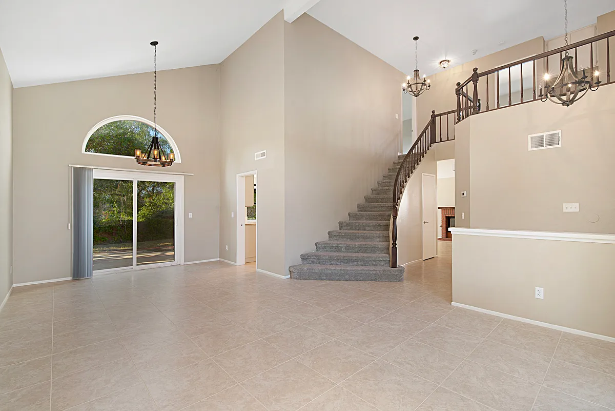4 bed, 2.5 bath, 2070 sqft, $4,900 — Photo 2