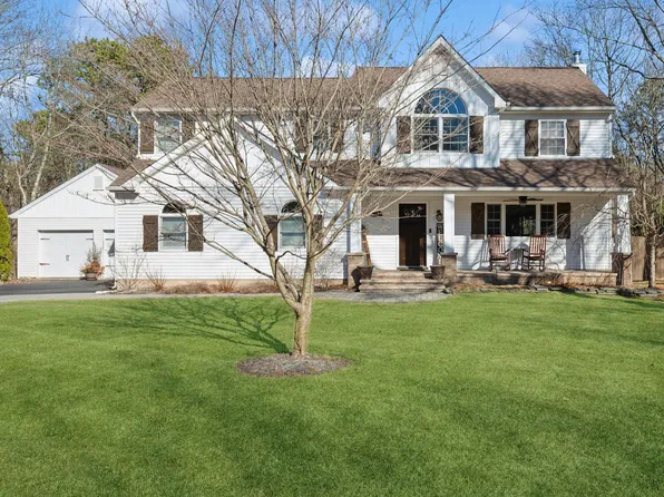 17 Charter Court, Manorville, NY 11949