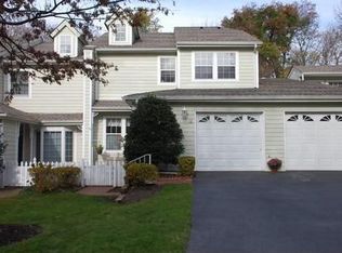 8 Victorian Ct, Huntington, NY 11743