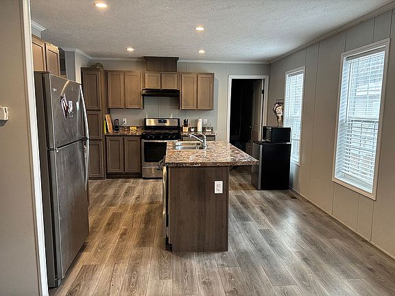 3rd image of 1185 Calgary Dr