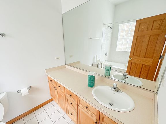 5th image of 2743 N Southport Ave #3S