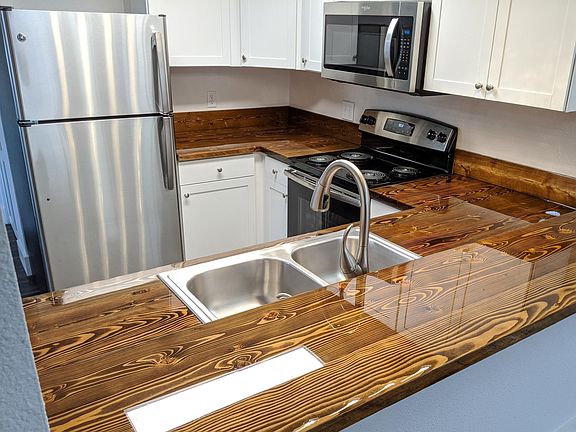 Kitchen & breakfast bar