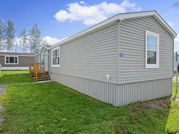 32 Davis Dr S, East Hants, NS B0N 1Z0